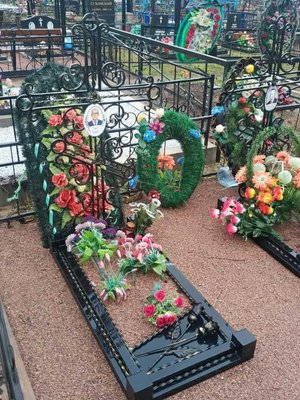 Цветник на могилу с низкими столбиками, соединенными вальцованными прутами