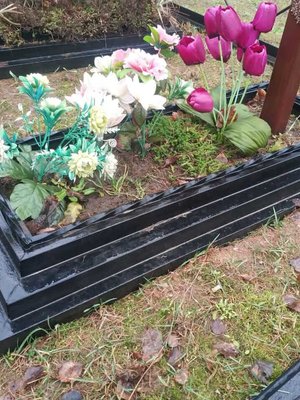 Цветник на могилу с тремя ступенями