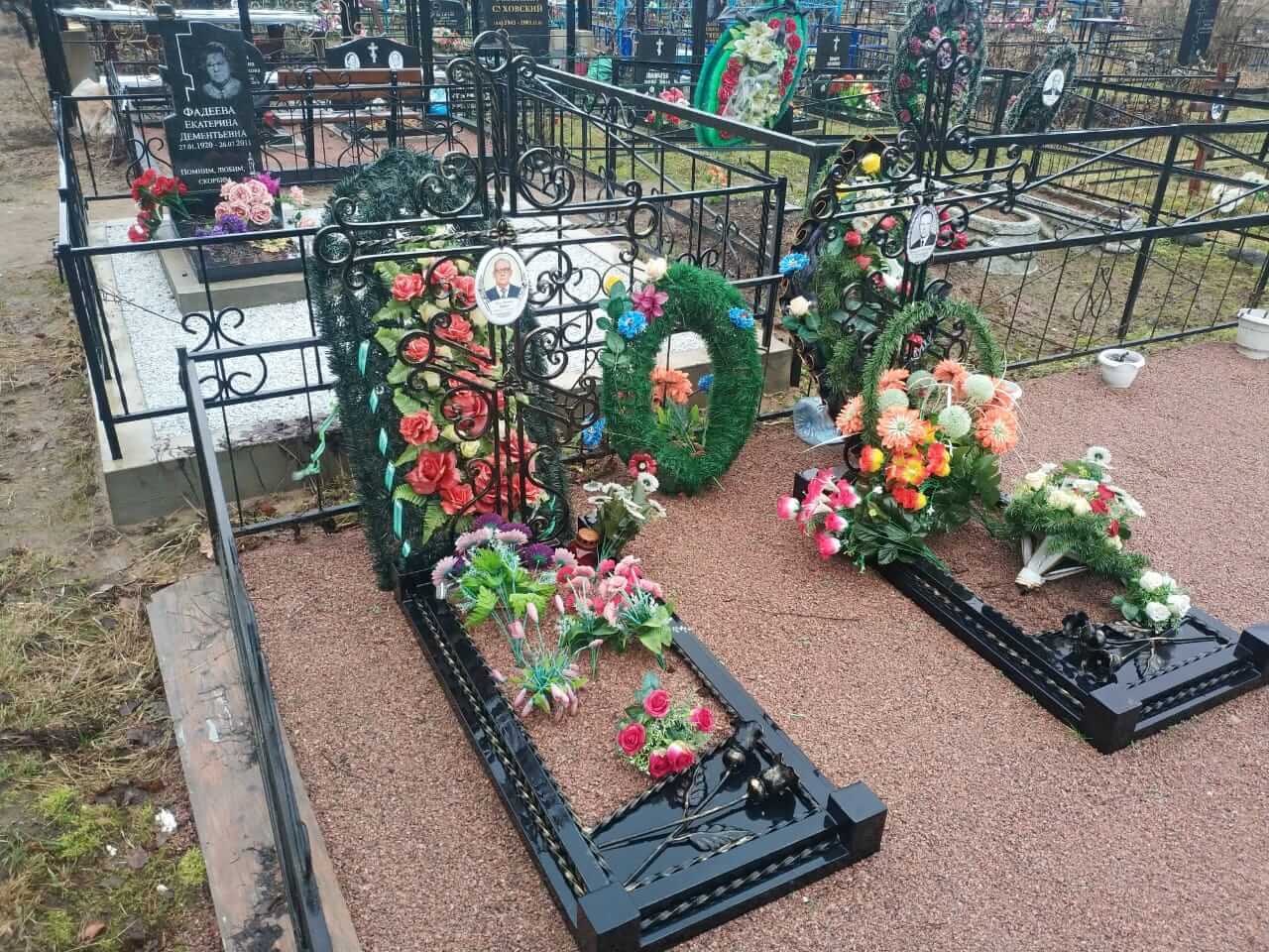 Кованый крест с волютами и вальцованными элементами в центре - фото 0