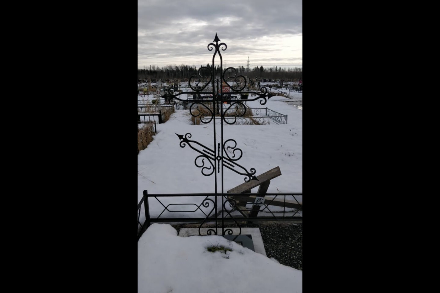 Кованый крест с острыми навершиями на концах - фото 0