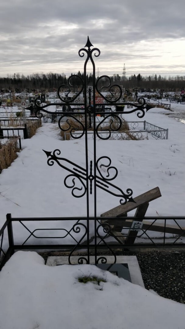 Кованый крест с острыми навершиями на концах - фото 1